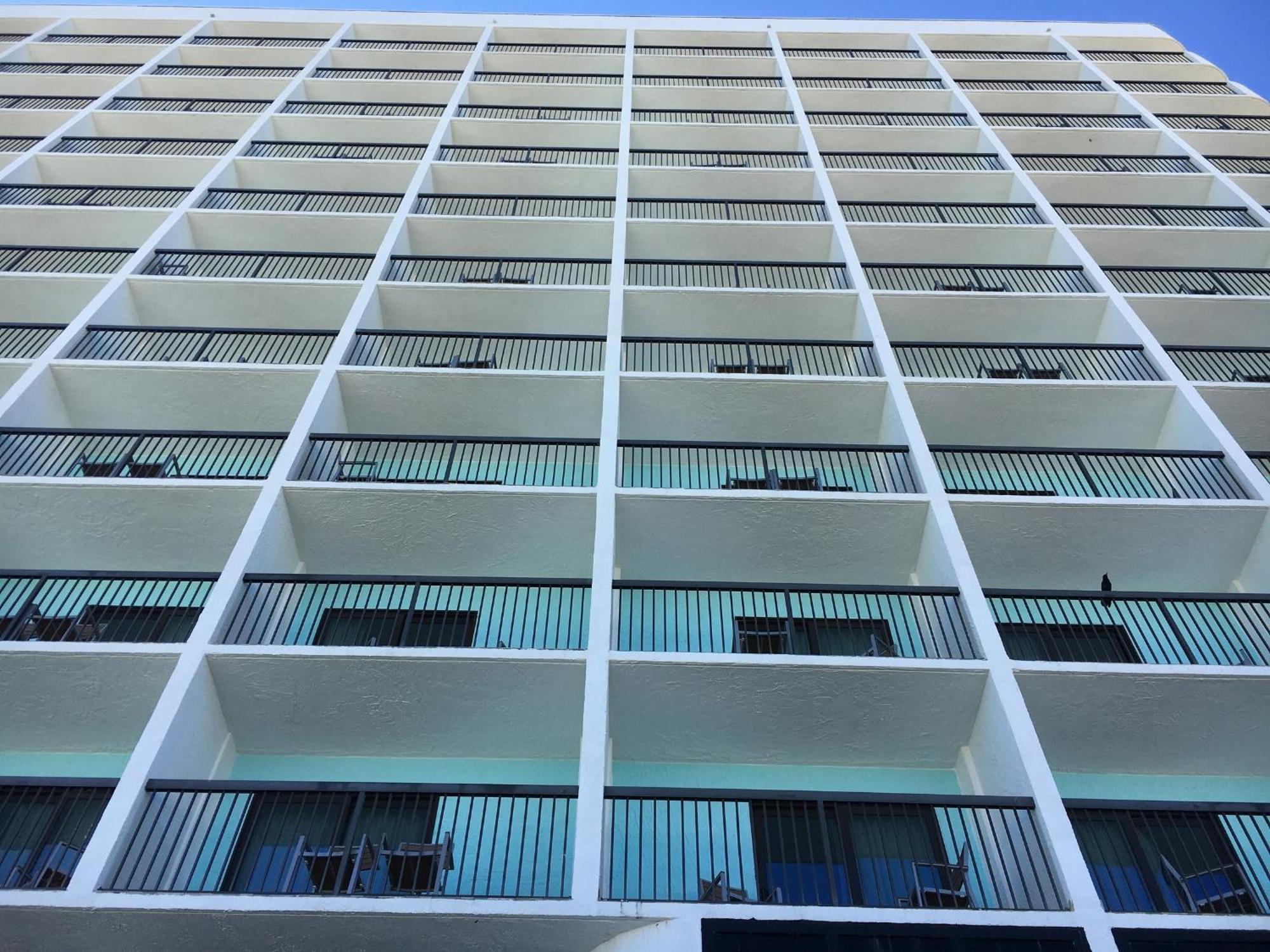 Holiday Inn Express & Suites Oceanfront Daytona Beach Shores By Ihg Esterno foto