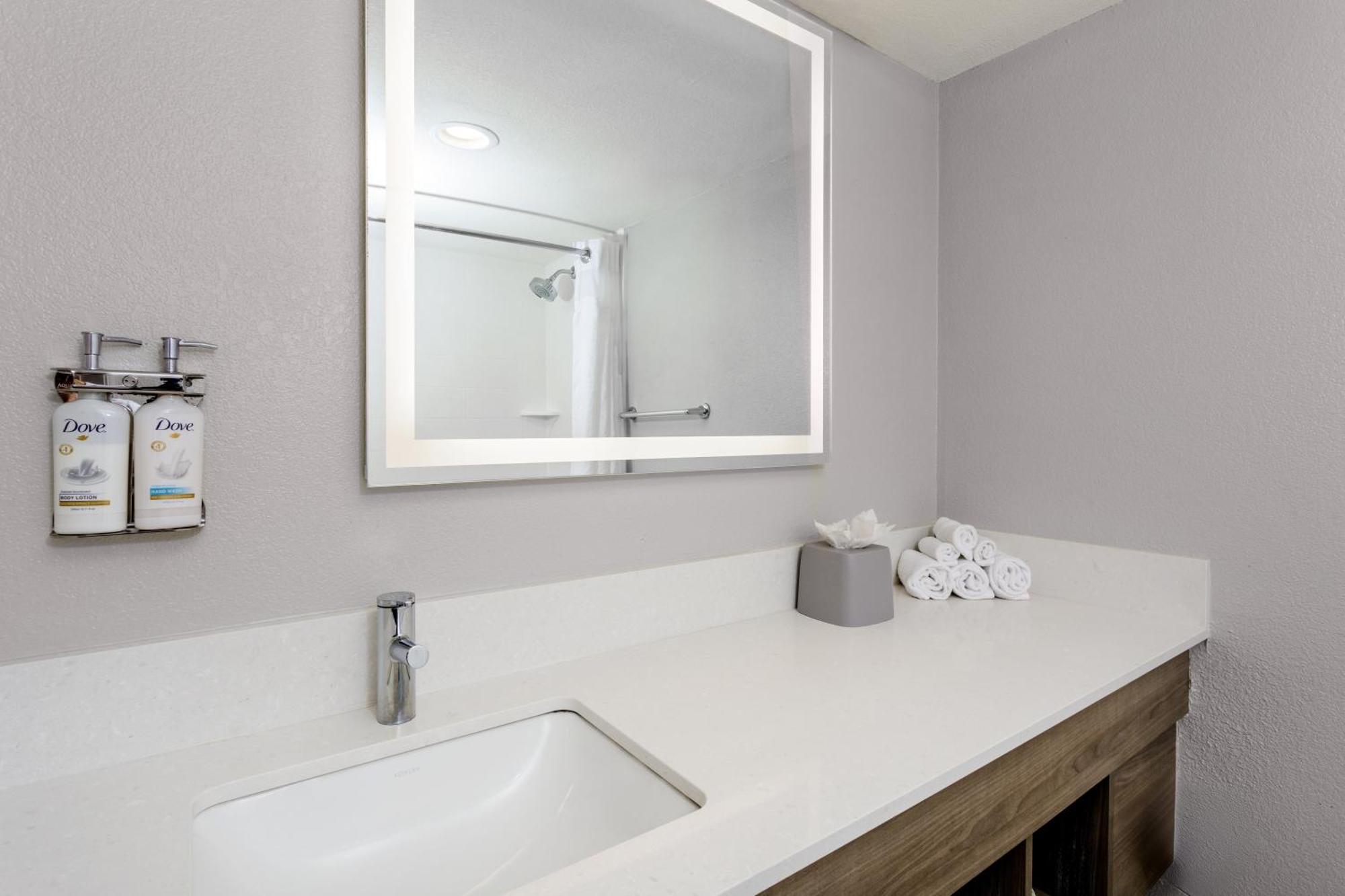 Holiday Inn Express & Suites Oceanfront Daytona Beach Shores By Ihg Esterno foto