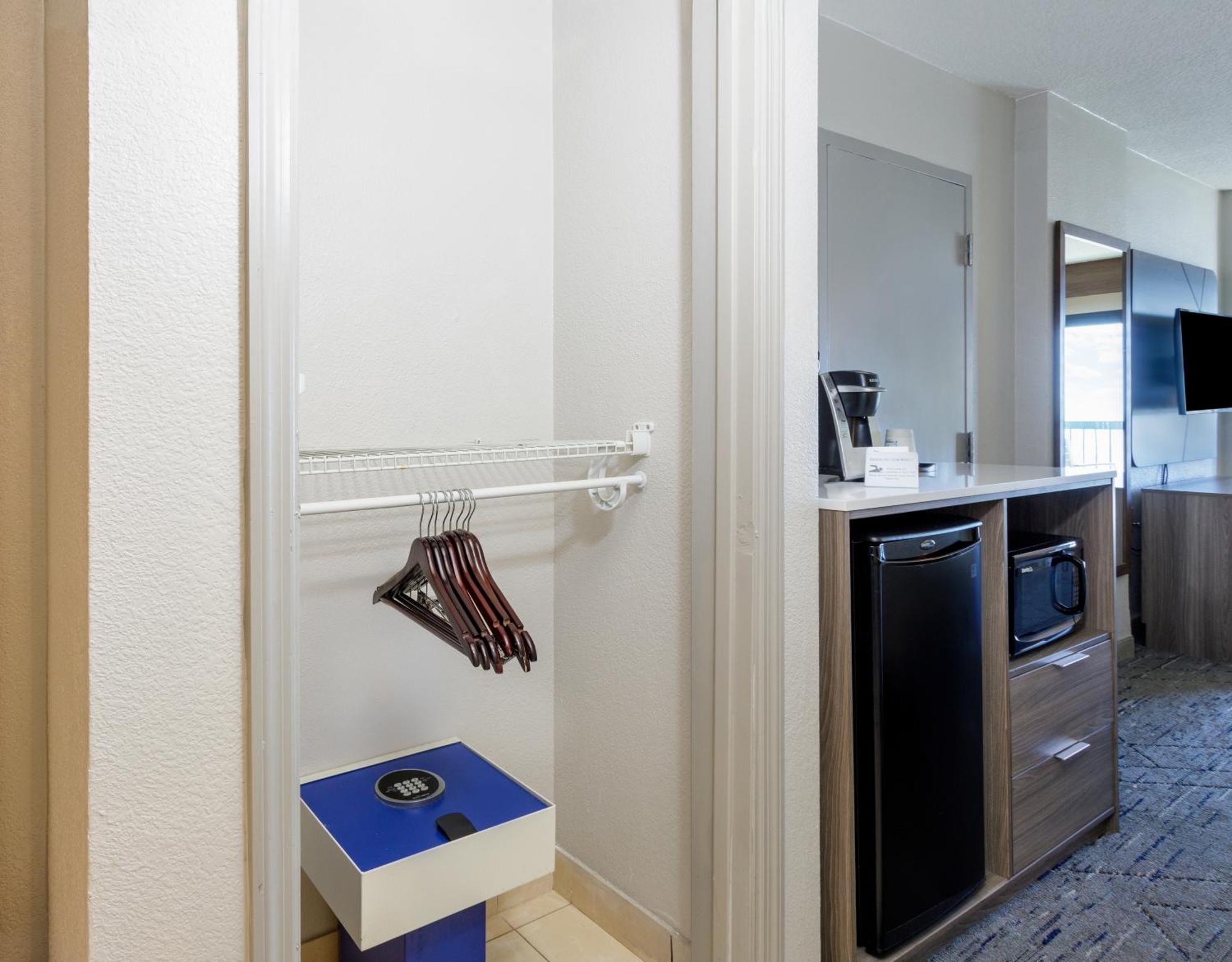 Holiday Inn Express & Suites Oceanfront Daytona Beach Shores By Ihg Esterno foto