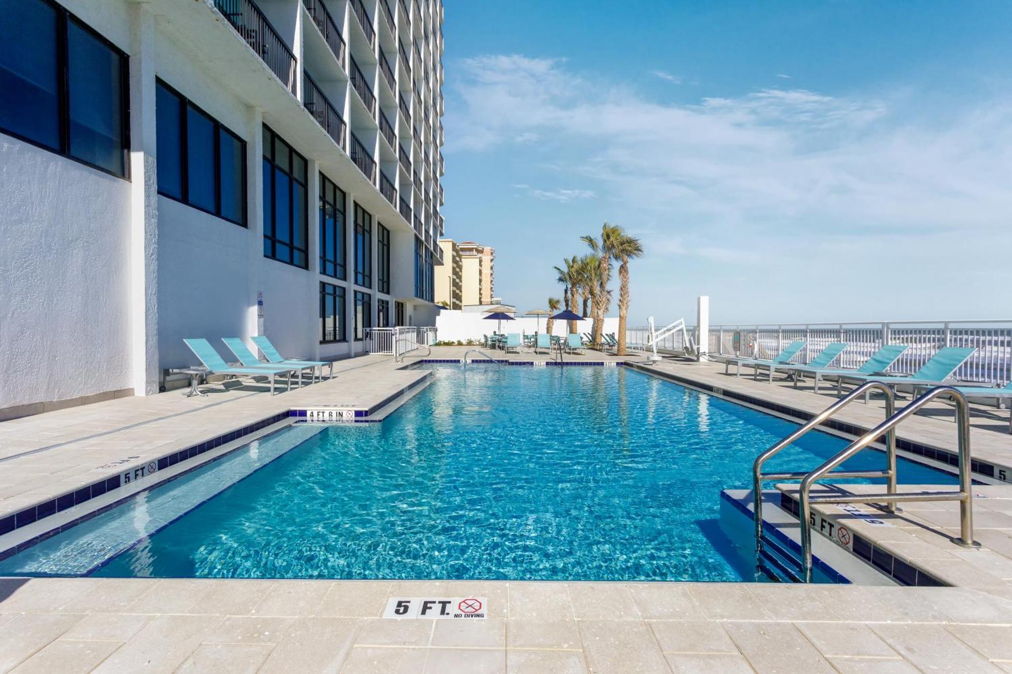 Holiday Inn Express & Suites Oceanfront Daytona Beach Shores By Ihg Esterno foto