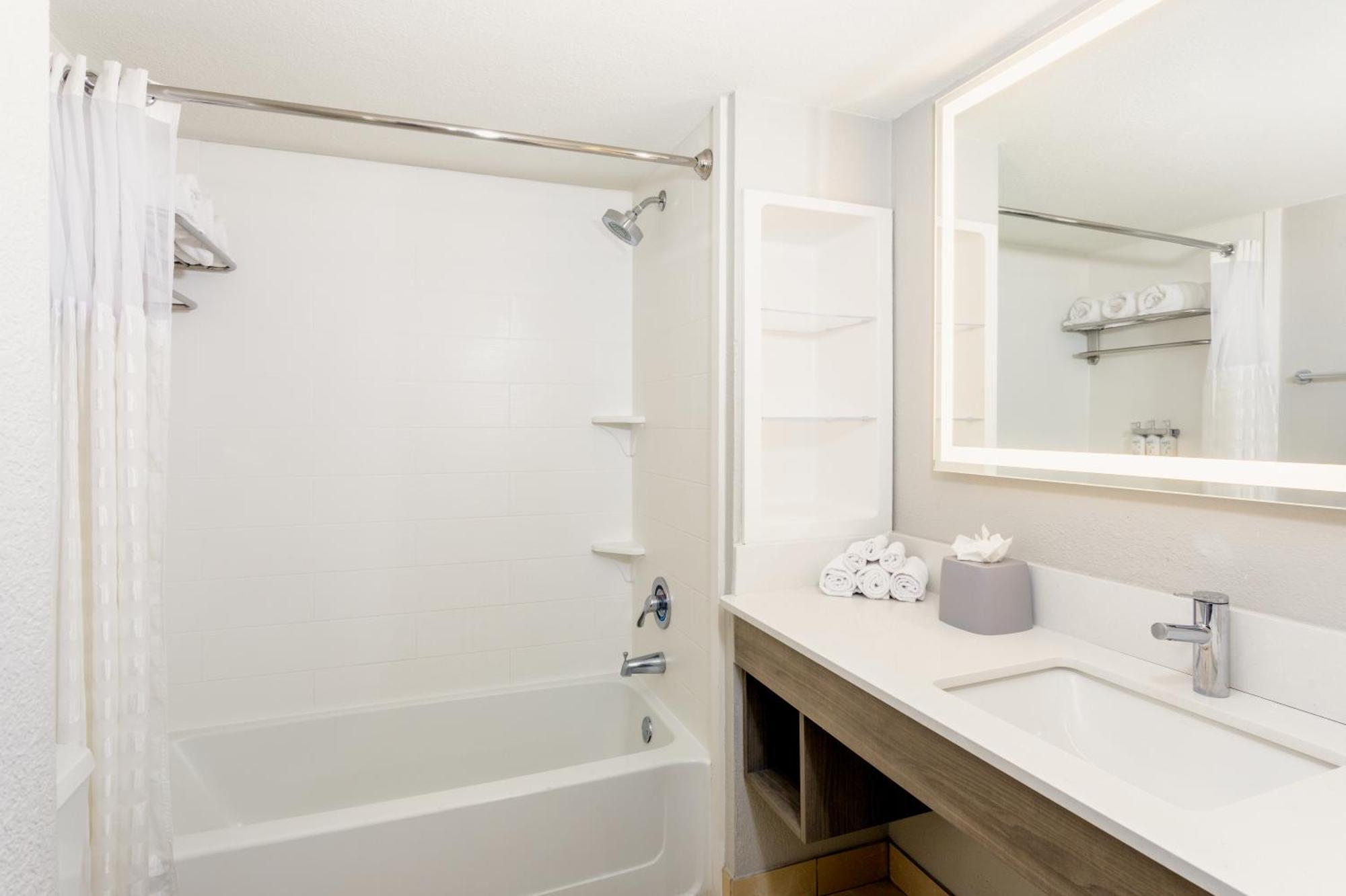 Holiday Inn Express & Suites Oceanfront Daytona Beach Shores By Ihg Esterno foto