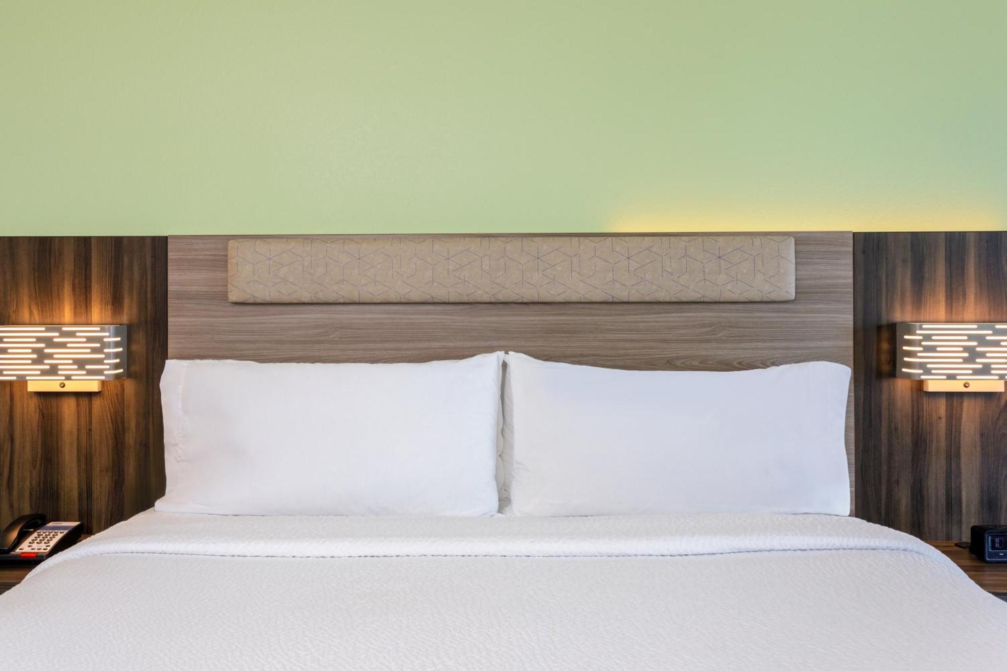 Holiday Inn Express & Suites Oceanfront Daytona Beach Shores By Ihg Esterno foto