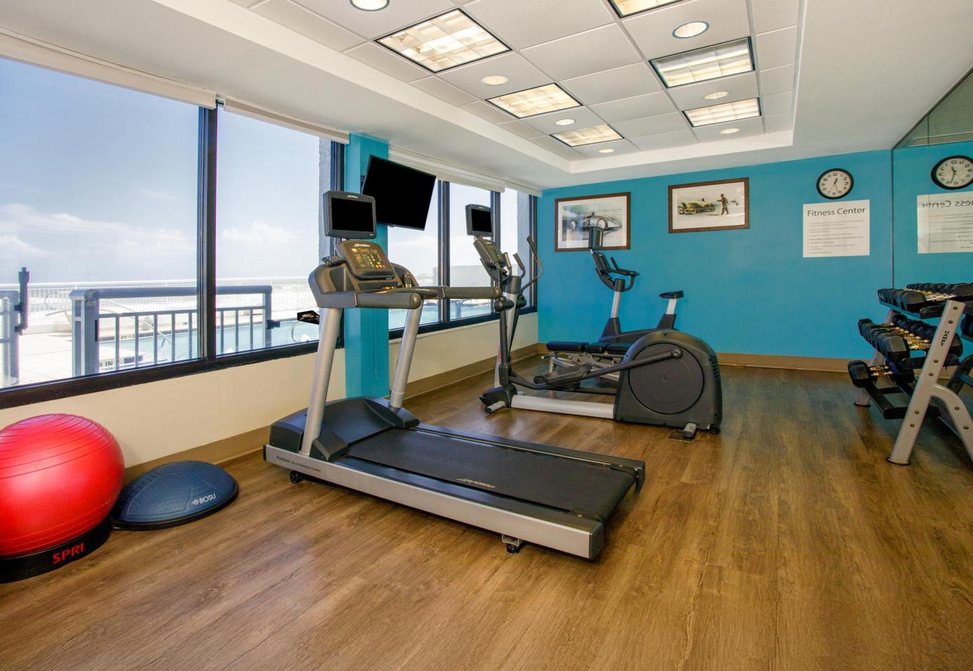 Holiday Inn Express & Suites Oceanfront Daytona Beach Shores By Ihg Esterno foto