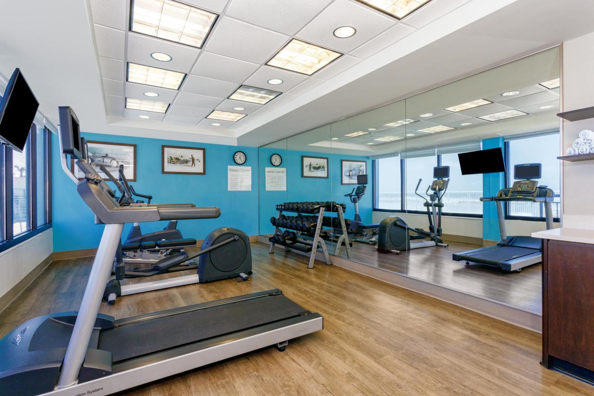 Holiday Inn Express & Suites Oceanfront Daytona Beach Shores By Ihg Esterno foto